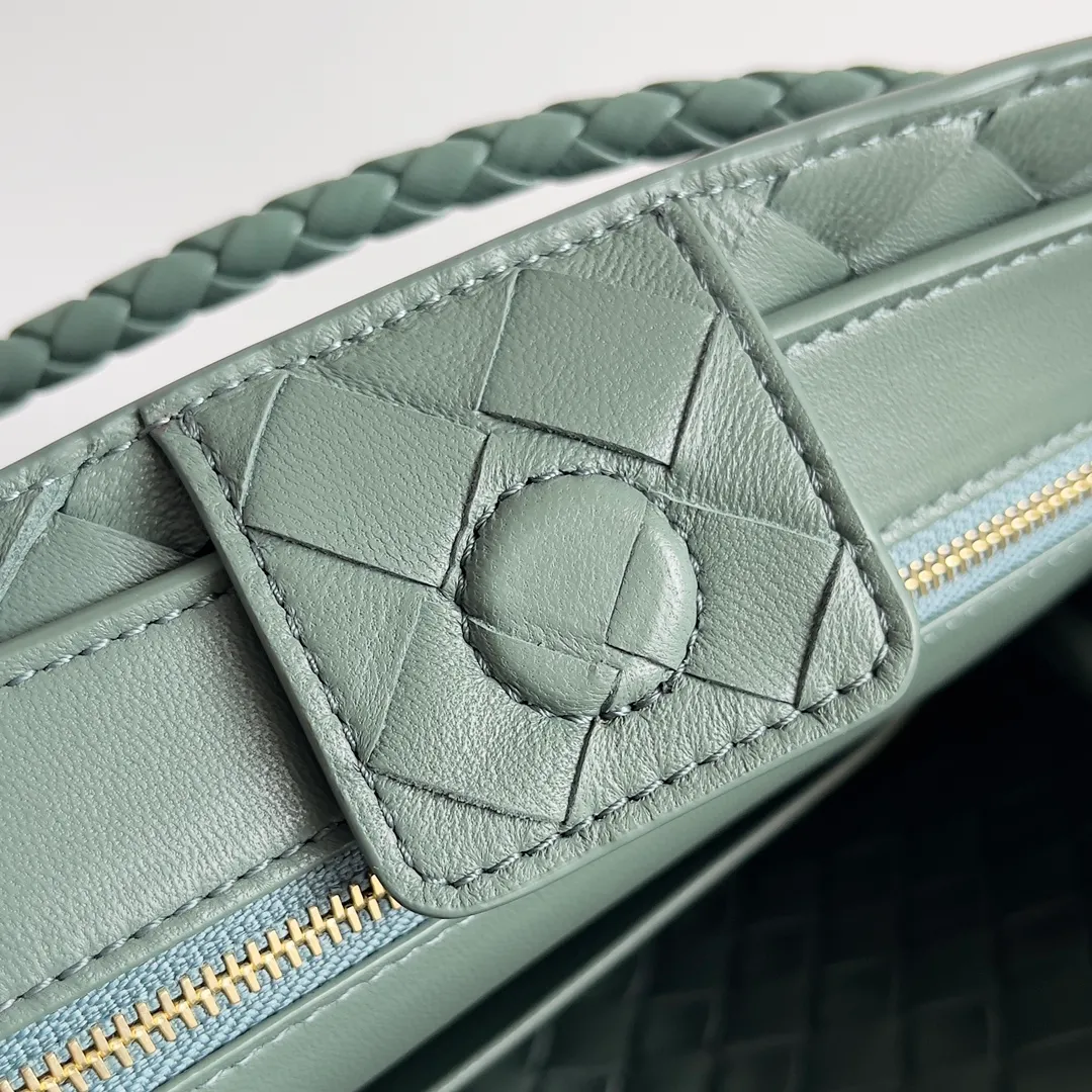 The 2023 new Andiamo batch of 1860 BV has been shipped‼ ️Really popular🔥The new Andiamo woven handbag launched by Bottega Veneta this season is really popular all over the world! ! Celebrities at home and abroad have worn it, and Oscar-winning actress Michelle Yeoh has taken it out on the street. Song Jia, Trai Yara, Yu Feihong, Sanji Ayaka, Rosie Hunting-Whiteley, Yoshioka Riho, etc. have all picked up this bag. It is classic and versatile, showing off its temperament, and the bag capacity is also large, which is very convenient for daily commuting! ! A variety of carrying methods, the shoulder straps can be adjusted by yourself, the original lambskin feels soft and delicate, and the neutral style is made to break gender boundaries and bring a more practical and longer-lasting use experience. Andiamo, which has both elegant and casual styles, perfectly interprets the true appearance of "fashionable old money style". Style number: 743568 Size: 25*22*10.5cm